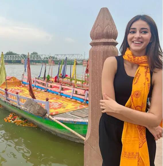 અનન્યા સોશિયલ મીડિયા પર ઘણી એક્ટિવ રહે છે. થોડા સમય પહેલા તેણે પોતાની કેટલીક તસવીરો શેર કરી છે જેમાં તે મથુરામાં જોવા મળી રહી છે.