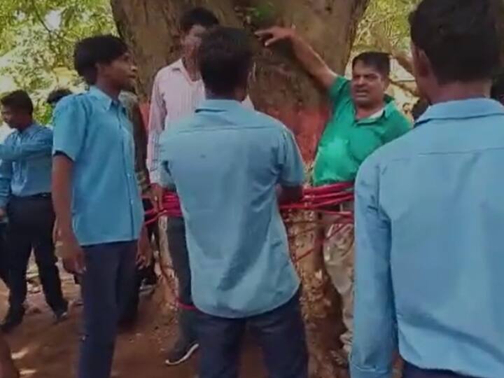 Dumka Jharkhand government school FIR  in assault on teacher clerk by students tying them in tree ANN Watch: दुमका में नंबर कम आने पर टीचर को पेड़ से बांधकर पीटने के मामले में दर्ज हुई FIR, इन्हें भी बनाया गया आरोपी