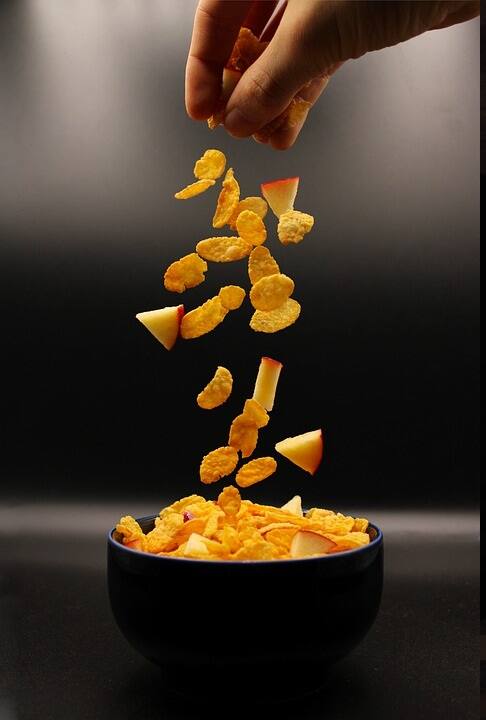 অথচ স্বাস্থ্যের জন্য উপকারী কর্নফ্লেক্স। তাহলে অন্যভাবে খেয়ে দেখুন এই উপকারী খাবারটি। বানিয়ে নিন কর্নফ্লেক্সের মিল্কশেক (Cornflakes Milkshake)। এক নিমেষে হবে গ্লাস ফাঁকা।