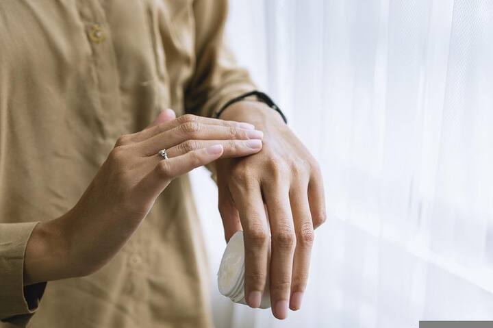 এর পাশাপাশি তৈলাক্ত ত্বকের ক্ষেত্রে আরও পরামর্শ দিচ্ছেন বিশেষজ্ঞরা। তাঁদের মতে, এই ধরনের ত্বকে নানা সমস্যা দেখা দেয়।