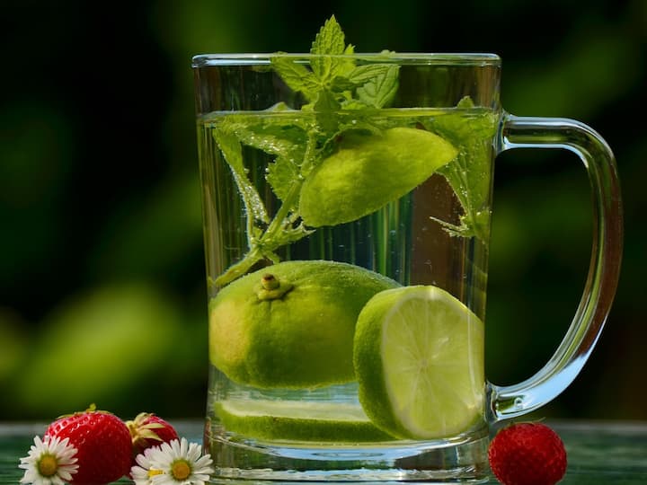 Drinking Lemon Juice Gives You Glowing Skin And Many More Benefits Lemon Water: నిమ్మరసం తాగితే మెరిసే చర్మం మీ సొంతం, మరెన్నో ప్రయోజనాలు