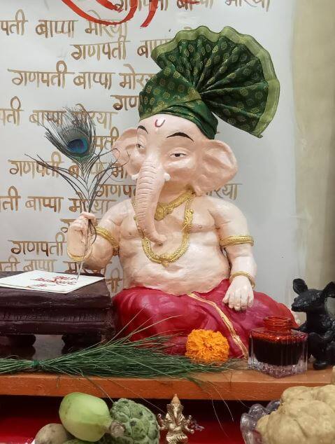 कोपरगाव येथील स्नेहलता हौशिराम बर्गे यांनी साकारली आकर्षक बाप्पाची मूर्ती (फोटो : अनंत बर्गे)