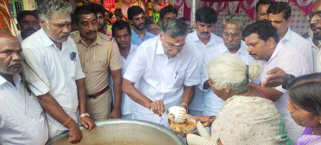 தருமபுரி: காவிரி ஆற்றில்  ராட்சத கிரேன் மூலம்  கரைக்கப்பட்ட விநாயகர் சிலைகள்