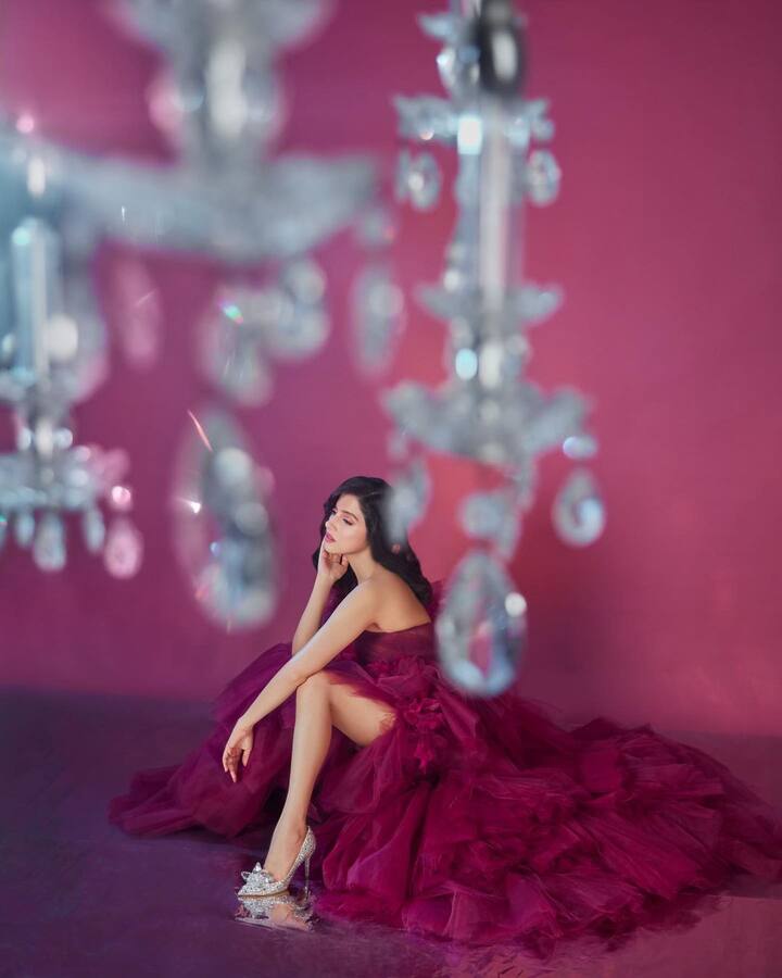 दिव्या खोसला कुमार (Divya Khosla Kumar) खूबसूरती और ग्लैमरस अंदाज को लेकर हमेशा लाइमलाइट में बनी रहती है. एक्ट्रेस के चाहने वालों की लिस्ट काफी लंबी है. दिव्या खोसला कुमार टीसीरिज़ कंपनी के मालिक भूषण कुमार की पत्नी हैं.