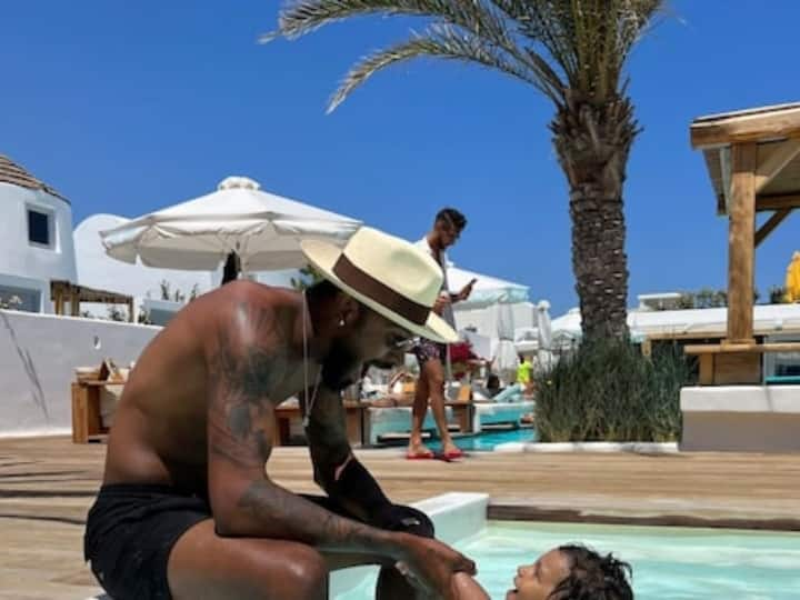 Hardik Pandya shared a photo of him having fun in the swimming pool with his son Agastya on Instagram Hardik Pandya ने बेटे अगस्त्य के साथ पोस्ट किया खूबसूरत फोटो, कैप्शन में लिखा- एवरीथिंग आई डू, आई डू इट फॉर यू