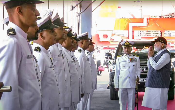 এদিন ভারতীয় নৌবাহিনীর প্রতীক (New Naval Ensign)-ও নতুন করে উন্মোচিত হল। আগেরটার পরিবর্তে এটি এল। এদিন প্রধানমন্ত্রী বলেছেন, 'এতদিন ব্রিটিশ শাসনের চিহ্ন ছিল ভারতীয় নৌবাহিনীর প্রেতীকে। এবার থেকে তা সরে গেল। ছত্রপতি শিবাজি মহারাজের আদর্শ থেকে অনুপ্রাণিত হয়েছে এই প্রতীক।' ছবি: পিটিআই
