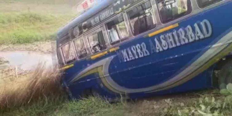 a private bus carrying passengers was injured in the accident, and about 10 passengers were injured Murshidabad: দুর্ঘটনার কবলে যাত্রী বোঝাই বেসরকারি বাস, আহত প্রায় ১০ যাত্রী