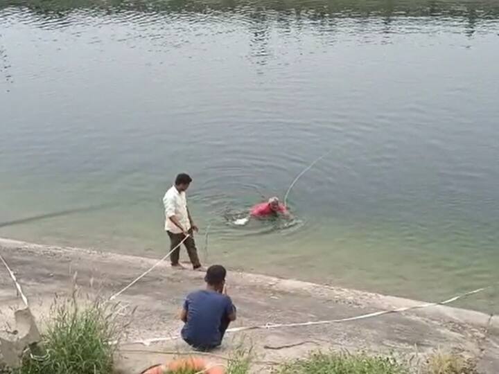 Banaskantha: मां ने प्रेमी की मदद से तीन बच्चों को पहले नहर में फेंका, फिर एक साथ कूदकर दे दी जान, दिल दहला देगी ये घटना