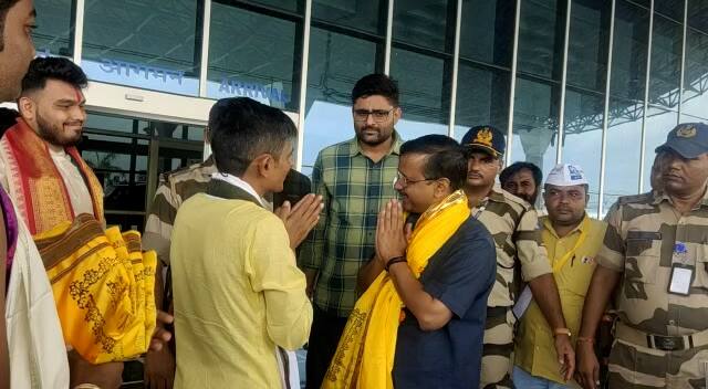 Arvind Kejriwal Gujarat Visit: Kejriwal arrived Porbandar airpot, today, announcement for farmers Arvind Kejriwal Gujarat Visit:  કેજરીવાલનું પોરબંદર એરપોર્ટ પર આગમન, દ્વારકા જવા રવાના