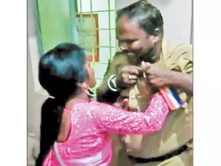 Young woman bite police constable right hand thiruvotriyur காதலன் வீட்டில் தகராறு செய்த காதலி..! தடுக்க வந்த போலீஸ் ஏட்டுக்கு கையில் கடி...! நடந்தது என்ன..?