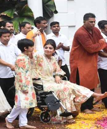 शिल्पा शेट्टीच्या पायाला दुखापती झाली असली तरी तिनं थाटामाटात बाप्पाचं आगमन केलं.