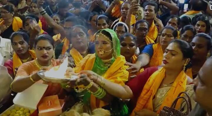 दोन वर्षांनी त्यांना पून्हा एकदा आरती करता आल्यानं त्यांनी आनंद व्यक्त केला.
