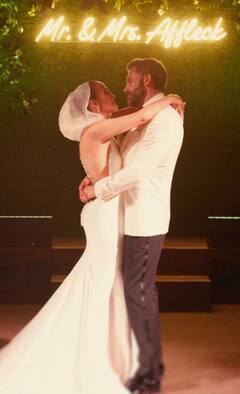 Jennifer Lopez Wedding Photos: शादी के दिन कुछ इस तरह बेन अफ्लेक में खोई थीं जेनिफर लोपेज, तस्वीरों में देखिए ये खूबसूरत कपल