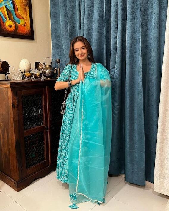 અનુષ્કા સેન એકથી એક ચઢિયાતા પોઝ આપતી જો મળી રહી છે. તેની ક્યૂટ સ્માઇલ તસવીરમાં ચાર ચાંદ લગાવી રહી છે.