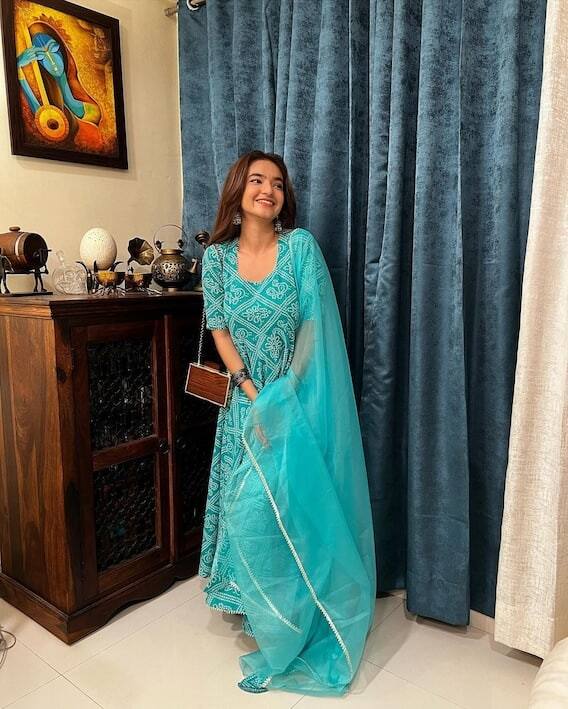 અનુષ્કા સેન રિયલ લાઇફમાં ખૂબ જ સ્ટાઇલિશ છે.એક્ટ્રેસ જે પણ તસવીર સોશિયલ મીડિયા શેર કરે છે. તેમાં તેનો સ્ટાઇલિશ લૂક જોવા મળે છે.