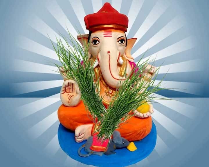 ગણપતિની અસહ્ય બળતરા દૂર કરવા માટે દુર્વા ઘાસની 21 ગાંસડીઓ ખવડાવવામાં આવી, જેના પછી તેમની બળતરા ઓછી થઈ ગઈ. એવું માનવામાં આવે છે કે આ પછી ગણપતિને દુર્વા ચઢાવવાની પરંપરા શરૂ થઈ. આનાથી ગણેશ પ્રસન્ન થાય છે.