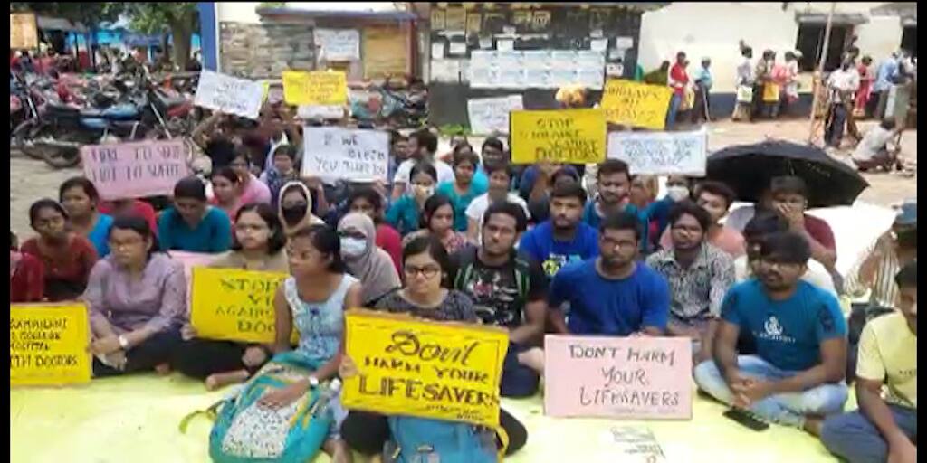 Allegations of harassment against patient's family, interns on strike in protest Bankura Medical College: রোগীর পরিজনদের বিরুদ্ধে হেনস্থার অভিযোগ, প্রতিবাদে কর্মবিরতিতে ইন্টার্নরা