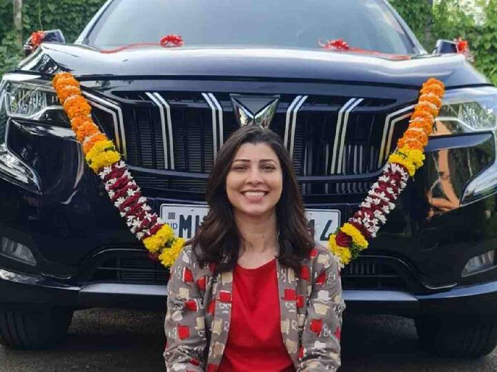 तेजस्विनीने स्वतःसाठी एक कार खरेदी केली आहे. याची माहिती तिने स्वतः सोशल मीडिया अकाऊंटवरून दिली आहे.