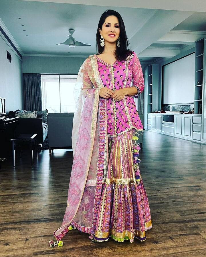 सनी के शरारा लुक पर भी फैंस फिदा हो गए हैं. हर कोई उन्‍हें हार्ट की इमोजी कमेंट बॉक्‍स में ड्रॉप कर रहा है.