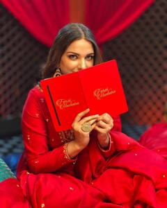 PHOTO: पंजाबी अभिनेत्री हिमांशी खुरानाचा ग्लॅमरस लूक; पाहा फोटो!