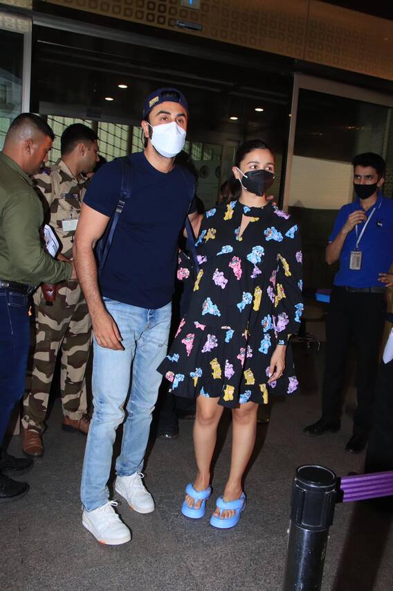 Ranbir Alia Pics: प्रेग्नेंसी में आलिया भट्ट का खास ध्यान रख रहे हैं रणबीर कपूर, एयरपोर्ट पर ये कूल कपल इस अंदाज में हुआ स्पॉट