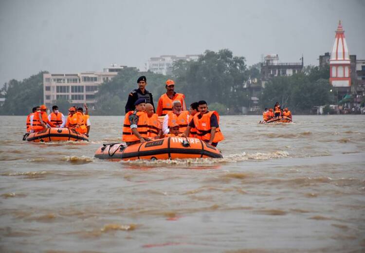 India to Pakistan Heavy rain forecast in September People Being Affected by Flood Flood: भारत से पाकिस्तान तक बाढ़ की तबाही, सितंबर में भी भारी बारिश का अनुमान, जानें कहां कैसे हैं हालात