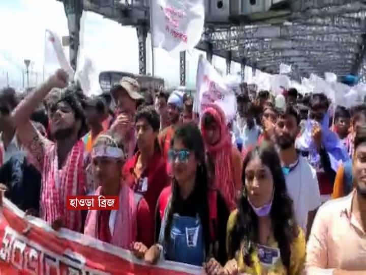জেলা থেকে শহর, গলি থেকে রাজপথ, যতদূর চোখ যায় কোথাও লাল নিশান, কোথাও SFI এর সাদা পতাকা। শিক্ষায় নিয়োগ দুর্নীতির প্রতিবাদে আজ শহরে এসএফআই এর মেগা Rally.