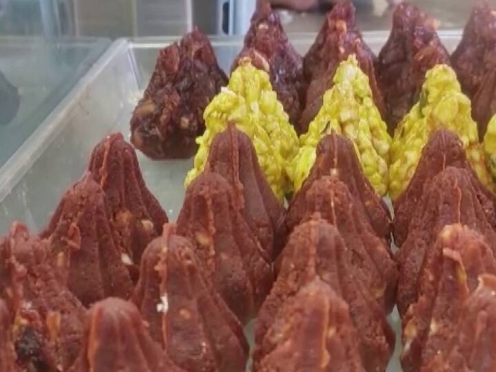 मोदक के अंदर की मिठाई भरने में ताजा कसा हुआ नारियल और गुड़ का उपयोग होता है, जबकि बाहरी नरम खोल चावल के आटे या गेहूं के आटे को खावा या मैदा के साथ मिलाकर बनाया जाता है.