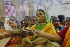 Pune Ganeshotsav 2022: तृतीयपंथी महिलांकडून दगडूशेठ गणपतीची आरती; पारंपारिक वेशात तृतीयपंथी महिलांची हजेरी