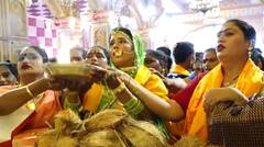 Pune Ganeshotsav 2022: तृतीयपंथी महिलांकडून दगडूशेठ गणपतीची आरती; पारंपारिक वेशात तृतीयपंथी महिलांची हजेरी