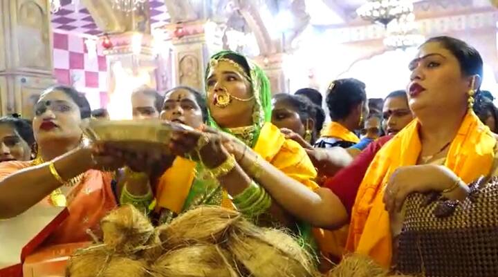 पुण्यातील श्रीमंत दगडूशेठ हलवाई गणपती उत्सव मंडपात  तृतीयपंथी महिलांनी आरती केली.