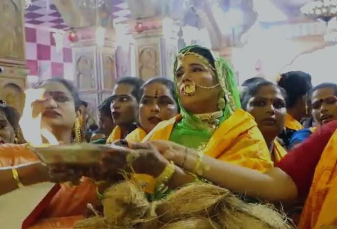 मोठ्या संख्येनं महिला आरतीसाठी उपस्थित होत्या.