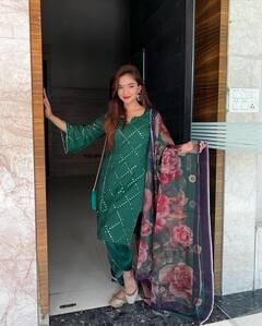 Anushka Sen Pics: ग्रीन सूट, लाल लिपस्टिक और काली बिंदिया में कहर ढाती दिखीं अनुष्का सेन, देखें तस्वीरें