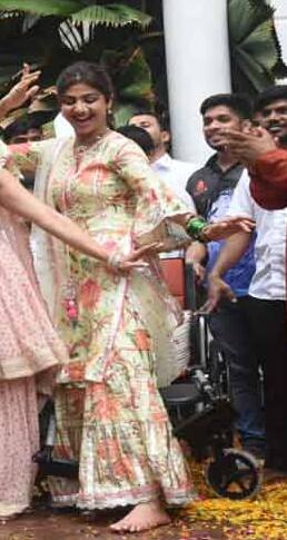 बॉलिवूड अभिनेत्री शिल्पा शेट्टीच्या घरी गणपती बाप्पाचं जल्लोषात आगमन झालं होतं.