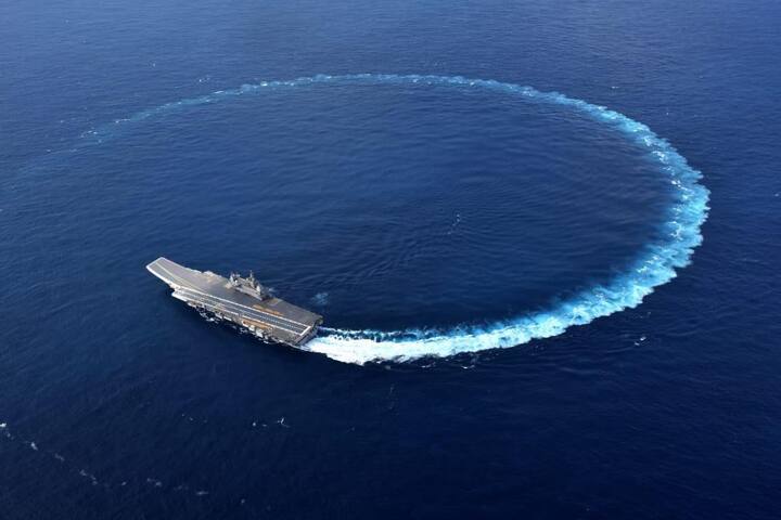 भारताच्या सागरी आणि नौदल इतिहासातली आजवरची सर्वात मोठी युद्धनौका; तसेच यावर अत्याधुनिक स्वयंचलित वैशिष्ट्ये आहेत.