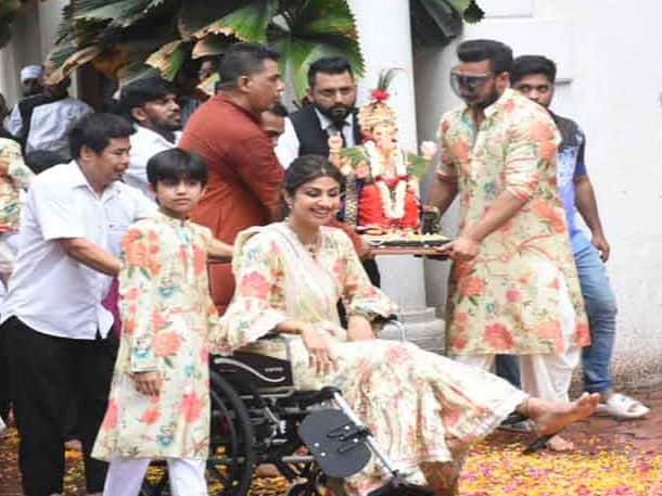 शिल्पाने धुमधडाक्यात बाप्पाचं विसर्जन केल्याचे फोटो सध्या सोशल मीडियावर व्हायरल होत आहे.