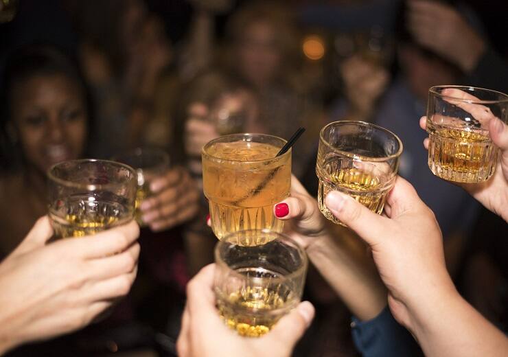 Why people say cheers interesting fact about alchohol Interesting Fact: जब यारों की महफिल में टकराते हैं जाम, तब क्यों बोला जाता है चीयर्स? जानिए इसका कारण