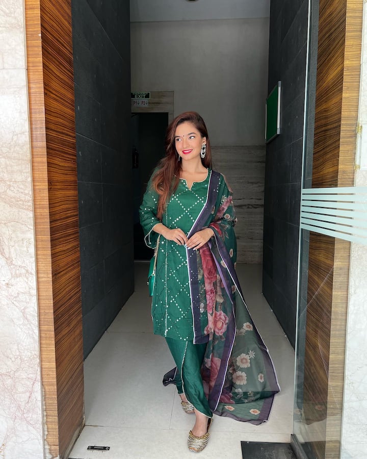 लाल लिपस्टिक और काली बिंदी अनुष्का सेन की खूबसूरती में चार-चांद लगा रही है. 21 साल की एक्ट्रेस की ये स्टनिंग फोटोज फैंस को खूब पसंद आ रही हैं.