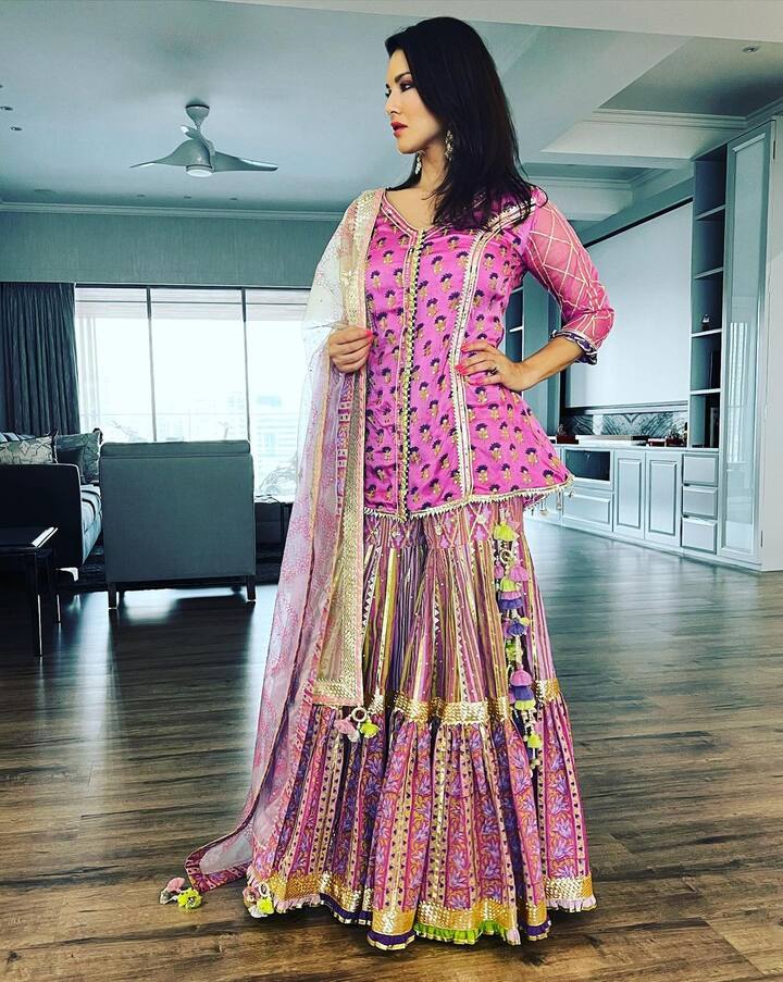 सनी के एक फैन ने उनकी तारीफ करते हुए कहा है, ''यह बिल्‍कुल परफेक्‍ट है.''  कई अन्‍य उन्‍हें गॉर्जियस, ब्‍यूटीफुल पुकार रहे हैं.