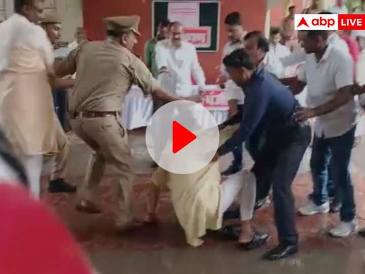 Video: जौनपुर में डिप्टी CM ब्रजेश पाठक के कार्यक्रम में जमकर चले लात-घूसे, सामने आया घटना का वीडियो Video Jaunpur two groups were fighting in program of Deputy CM Brajesh Pathak video went viral Video: जौनपुर में डिप्टी CM ब्रजेश पाठक के कार्यक्रम में जमकर चले लात-घूसे, सामने आया घटना का वीडियो