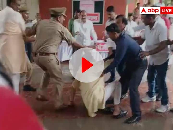 Video Jaunpur two groups were fighting in program of Deputy CM Brajesh Pathak video went viral Video: जौनपुर में डिप्टी CM ब्रजेश पाठक के कार्यक्रम में जमकर चले लात-घूसे, सामने आया घटना का वीडियो