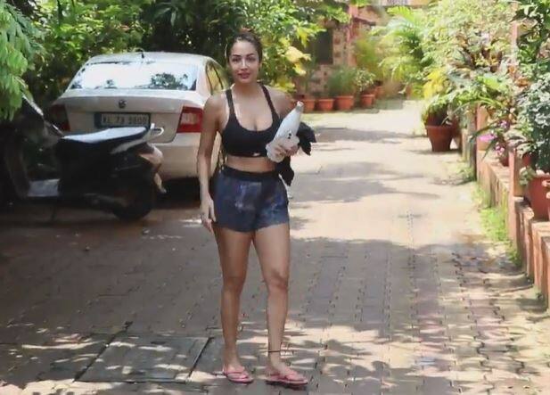 અભિનેત્રી યંગ એક્ટ્રેસને પણ ફિટનેસમાં મ્હાત આપે છે. હાલ મલાઈકાનો જિમ લૂક વાયરલ થયો છે.