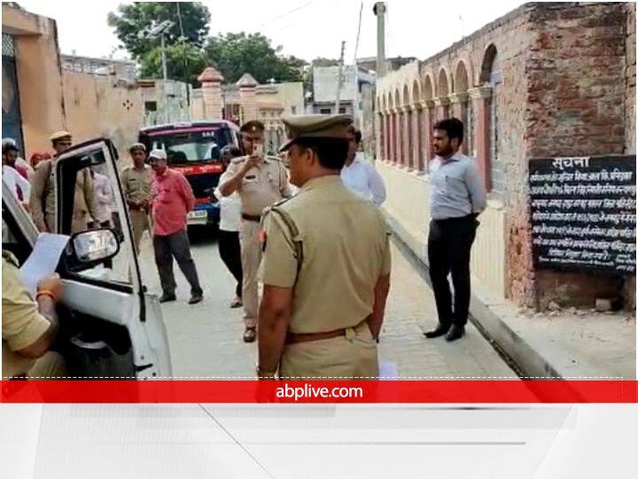 Hapur News: शराब माफिया अजय चौधरी पर हापुड़ पुलिस का बड़ा एक्शन, 70 लाख की कोठी कुर्क hapur mafia ajay choudhary property attached in order to curb illegal liquor trade police ann Hapur News: शराब माफिया अजय चौधरी पर हापुड़ पुलिस का बड़ा एक्शन, 70 लाख की कोठी कुर्क