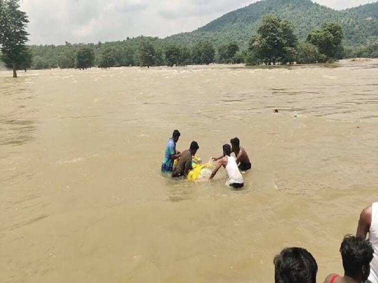 Ganesha idols in Cauvery river were dropped by the police with a giant crane TNN தருமபுரி: காவிரி ஆற்றில்  ராட்சத கிரேன் மூலம்  கரைக்கப்பட்ட விநாயகர் சிலைகள்