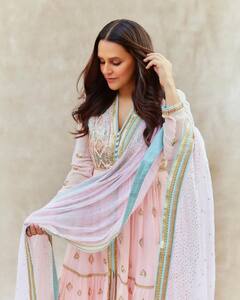 पिंक सूट में Neha Dhupia को देख फैंस को आया प्‍यार, मुस्‍कान पर हार बैठे दिल