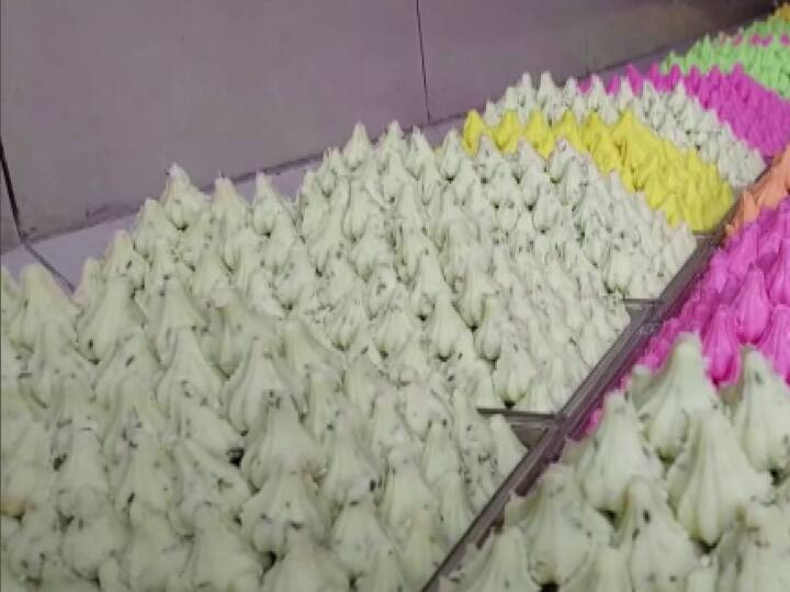 गुजरात में गणपति को भोग लगाने के लिए इस बार वडोदरा की एक दुकान में 51 प्रकार के मोदक तैयार किए गए हैं.