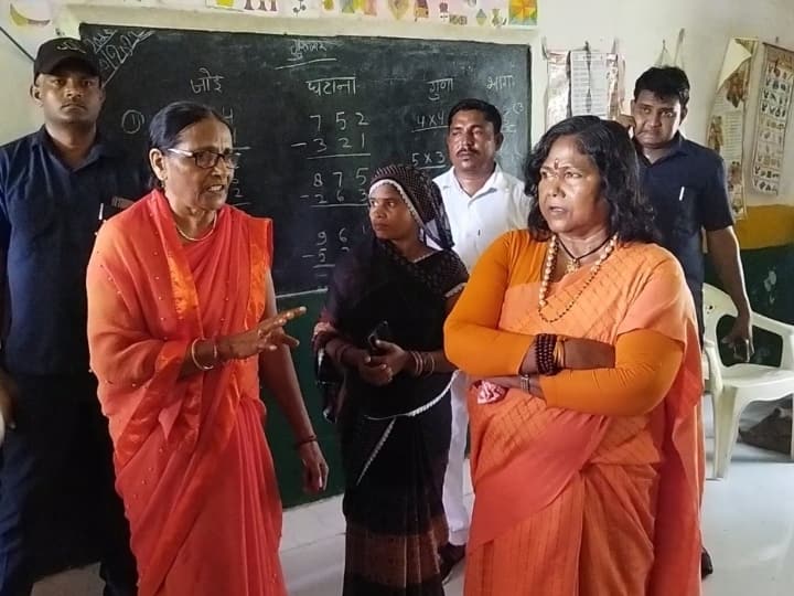 Kanpur News Union Minister Sadhvi Niranjan reprimanded the teacher fiercely for this reason ANN Kanpur: कानपुर में सर्व शिक्षा अभियान की खुली पोल, मंत्री साध्वी निरंजन ज्योति ने शिक्षिका को लगाई जमकर फटकार, कही ये बड़ी बात