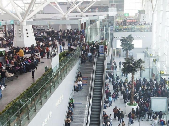 Lufthansa airlines canceled 800 flights after pilot strike ruckus at delhi airport Delhi Airport: दिल्ली एयरपोर्ट पर हुआ जमकर हंगामा, लुफ्थांसा एयरलाइंस की 800 उड़ानें रद्द...हड़ताल पर पायलट