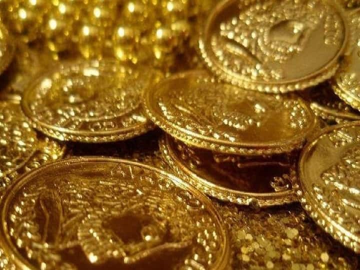 UK Couple Find 264 Gold Coins Wirth Rupees 2 3 Crore Under Kitchen Floor Britain: कपल को किचन के फर्श के नीचे से मिले से 264 सोने के सिक्के, कीमत जान नहीं होगा यकीन