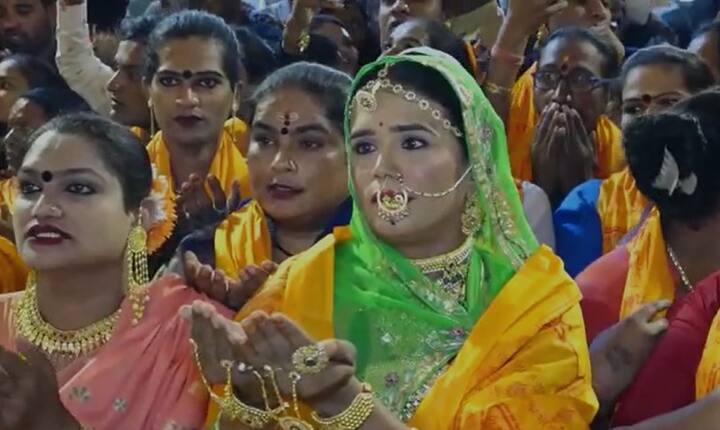 सगळ्या महिला पारंपारिक वेशात या परिसरात हजेरी लावली होती.